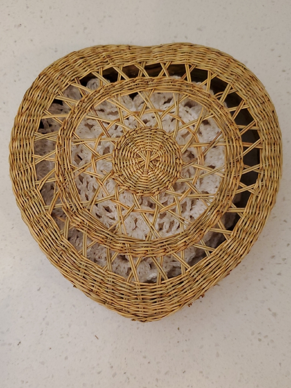 Vintage Heart Shaped Wicker Basket with Lot of 6 Crocheted Doily Coasters - Picture 6 of 8